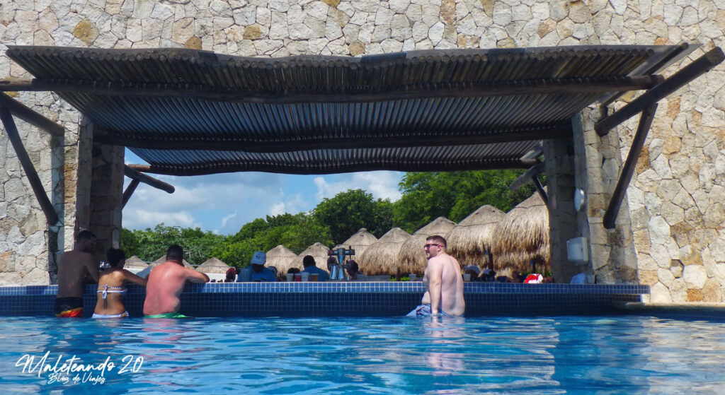 Gran Sirenis, Bar Piscina
