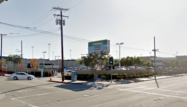 Entrada empresa vehículos alquiler renta car Alamo los Ángeles